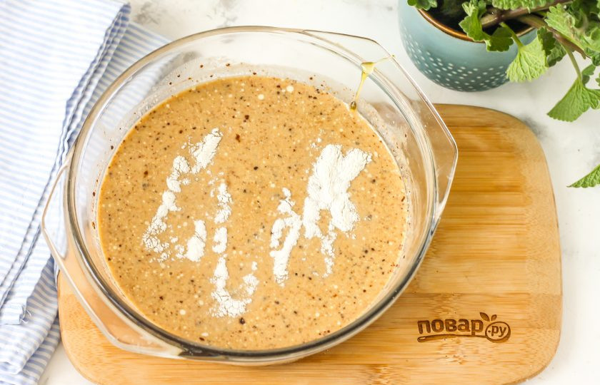 1. Этап. Имбирные пряники на жженом сахаре: Перелейте горячий сироп в емкость с расплавленным маслом и быстро перемешайте. Всыпьте разрыхлитель.