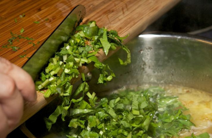 1. Этап. Суп из крапивы и щавеля: В последнюю очередь добавьте рубленую петрушку, нарезанный щавель и крапиву, проварите 2-3 минуты.