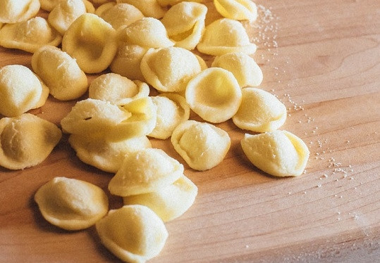 1. Этап. Орекьетте: 4. Выкладывайте готовую пасту на поверхность, присыпанную мукой.