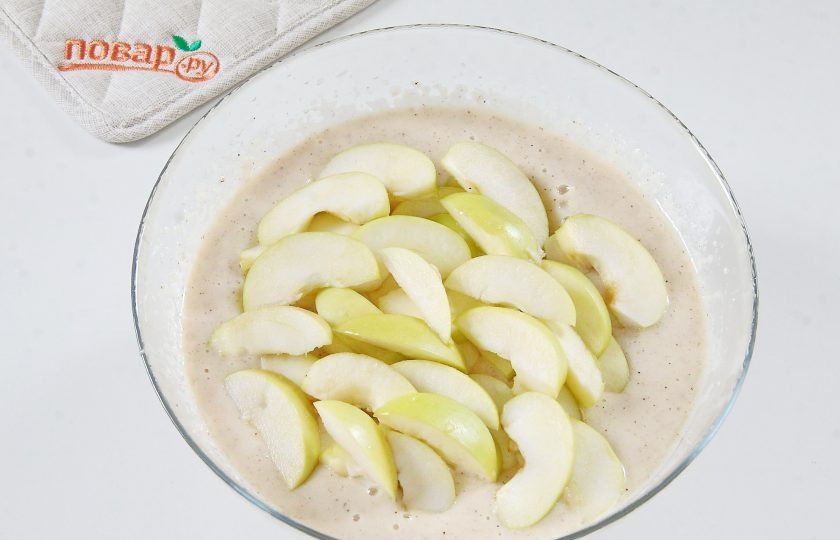 1. Этап. Диетический пирог с яблоками: 5. Перемешайте все еще раз до однородного состояния и добавьте нарезанные дольками яблоки.