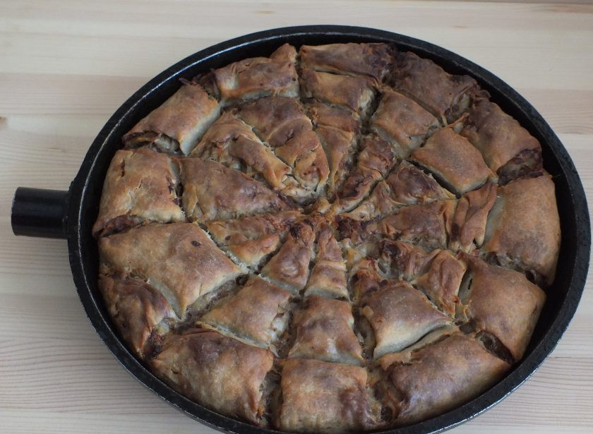 1. Этап. Бурма с мясом в духовке: По истечении времени достаньте готовый пирог, смажьте сливочным маслом, немного охладите и подавайте к столу.