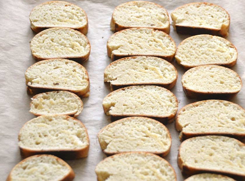 1. Этап. Горчичные сухарики: Разрежьте на ломтики толщиной примерно 1 см. Разложите на лист для выпечки и подсушите в духовке при температуре 160 градусов 20-25 минут.