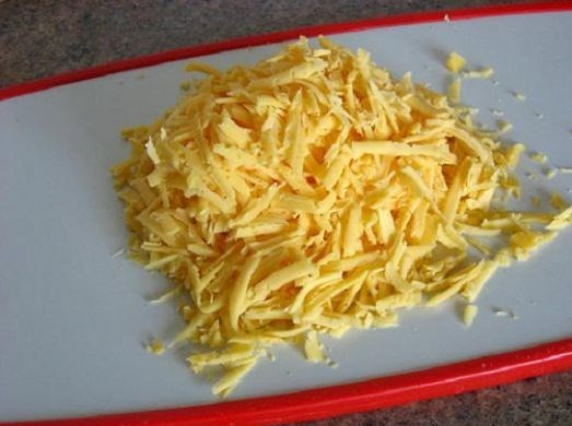 1. Этап. Сырный рулет с фаршем: Натираем сыр на крупной терке