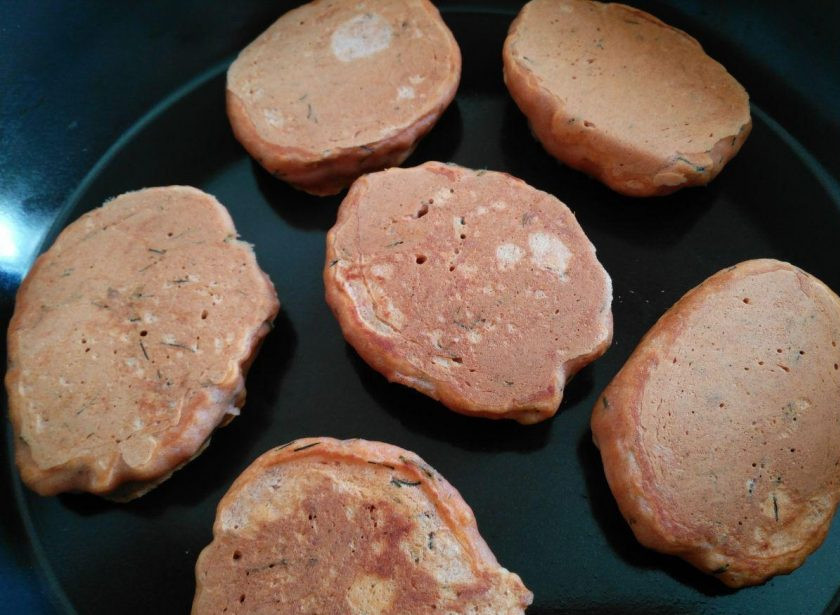 1. Этап. Закусочные томатные панкейки: Выпекайте закусочные томатные панкейки на сухой сковороде по 2-3 минуты с каждой стороны на небольшом огне, выкладывая порции теста столовой ложкой.