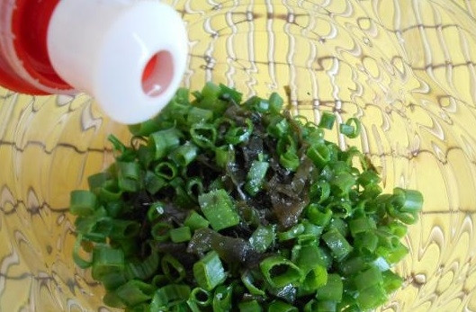 1. Этап. Салат из морской капусты с морковью: 3. Если вы купили ламинарию без заправки, то посолите и капните немного уксуса.