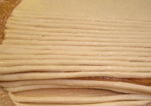 1. Этап. Клубочки ниток с куриным фаршем: Нарезаем острым ножом тесто на тонкие полоски.