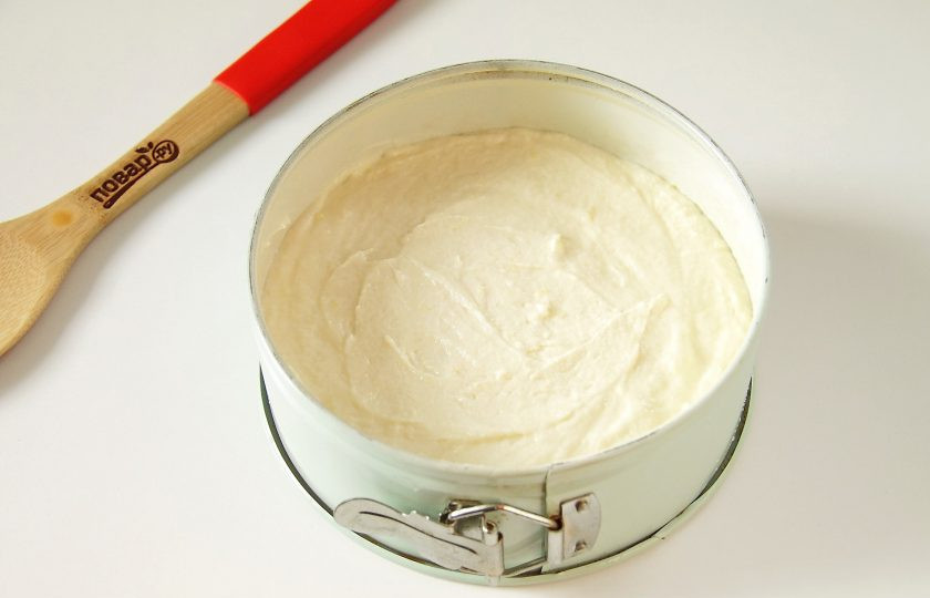 1. Этап. Лимонная запеканка: Каждый раз перемешивайте тесто аккуратно лопаткой или ложкой движениями сверху вниз. Форму для выпечки смажьте маслом и выложите готовое тесто. Разровняйте верх и отправьте в разогретую до 200 градусов духовку примерно на 30-40 минут.