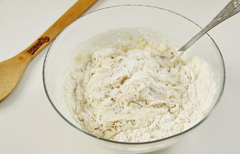 1. Этап. Хуплу: Добавьте подошедшую опару. Перемешайте.