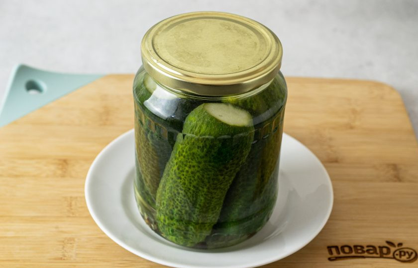 1. Этап. Консервированные огурцы с уксусом: Влейте горячий маринад обратно в банку. Закатайте.