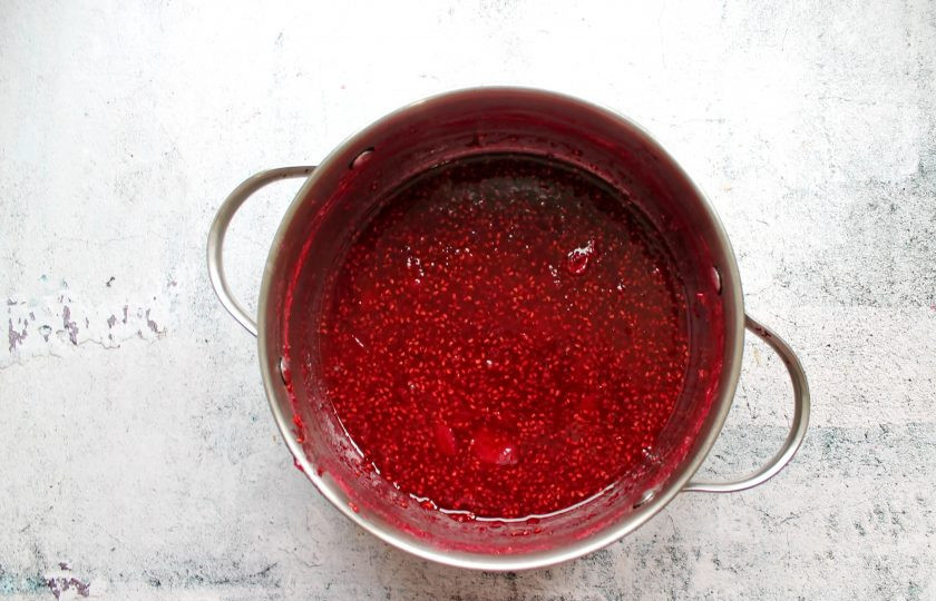 1. Этап. Варенье из малины с бананом: На среднем огне доведите варенье до кипения, убавьте огонь и варите, снимая пену, в течение 30 минут. Разложите готовое горячее варенье в сухие стерилизованные банки и плотно закройте. Переверните банки вверх дном и дайте остыть в таком положении. Переверните остывшее варенье и уберите на хранение.