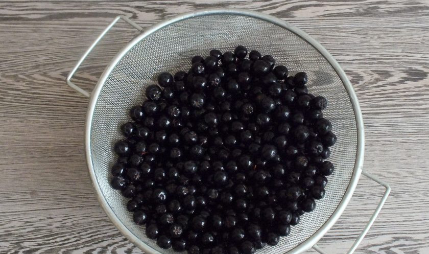 1. Этап. Ликёр из черноплодной рябины: Черноплодную рябину снимите с веточек. Вымойте, стряхните лишнюю воду.