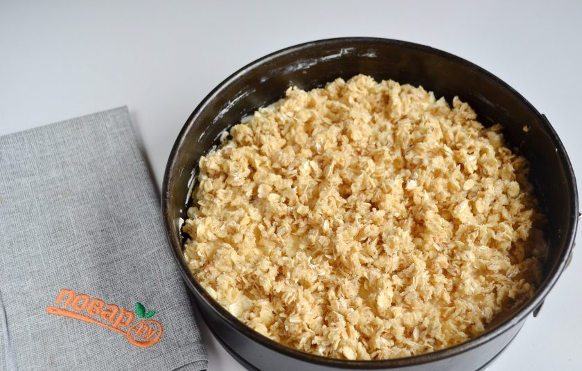 1. Этап. Пирог с овсяными хлопьями и творогом: 10. В оставшееся тесто можно положить миндальные лепестки, перемешать и раскрошить сверху. Поставьте пирог в духовку на 40 минут.