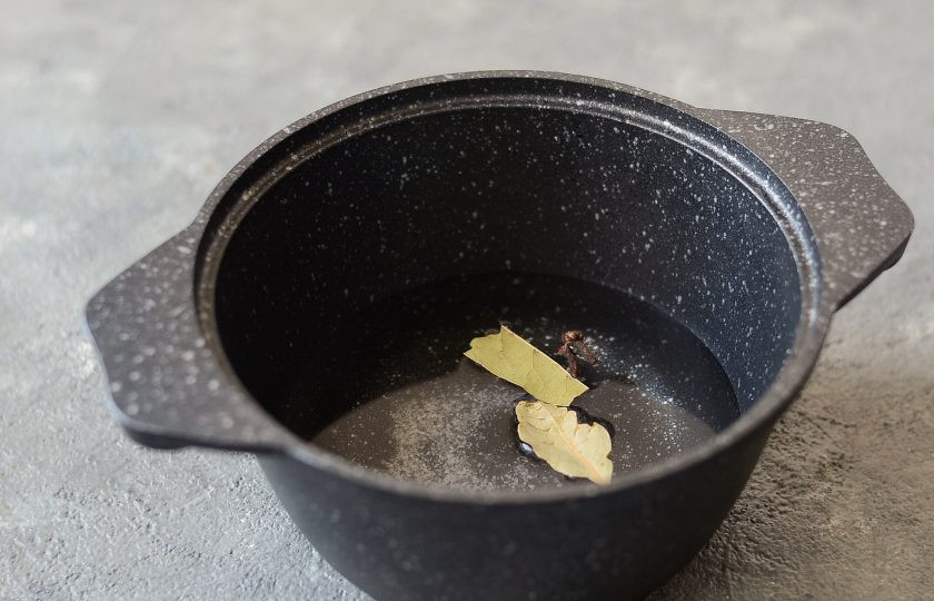 1. Этап. Маринованные сливы с горчицей на зиму: В кастрюле доведите до кипения воду. Добавьте все специи, сахар, соль.