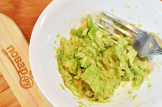 1. Этап. Огуречный сэндвич от повара: Делаем гуакамоле. Авокадо почистите и разомните вилкой.