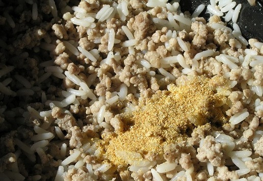 1. Этап. Мясной пирог с рисом, луком, яблоками: Всыпьте молотый чеснок, перемешайте, снимите с огня.