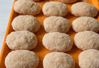 1. Этап. Котлеты из трески с сыром: 4. Панируйте сформированные котлеты в сухарях.