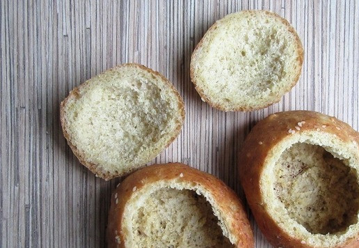 1. Этап. Салат с колбасой в булочке: У булочек срежьте верхушку, аккуратно и максимально выньте мякоть.