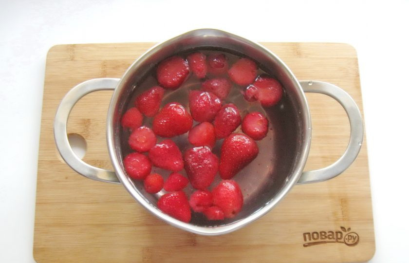1. Этап. Компот из замороженой клубники: Налейте свежую, чистую воду.