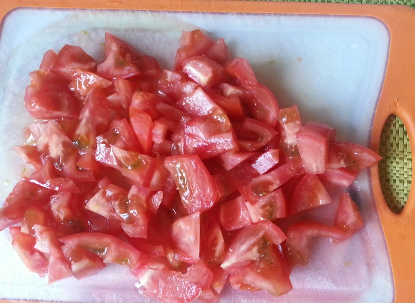 1. Этап. Омлет в духовке с мукой: Кусочками нарезать помидор.