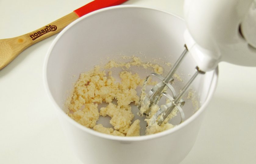 1. Этап. Шоколадно-ореховые кексы: Мягкое сливочное масло взбейте с сахаром.