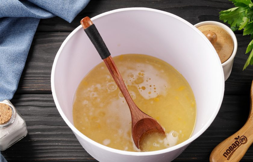 1. Этап. Армянский хачапури: Когда дрожжи растворятся в воде и превратятся в пену, добавьте соль, растительное и растопленное тёплое сливочное масло или маргарин.