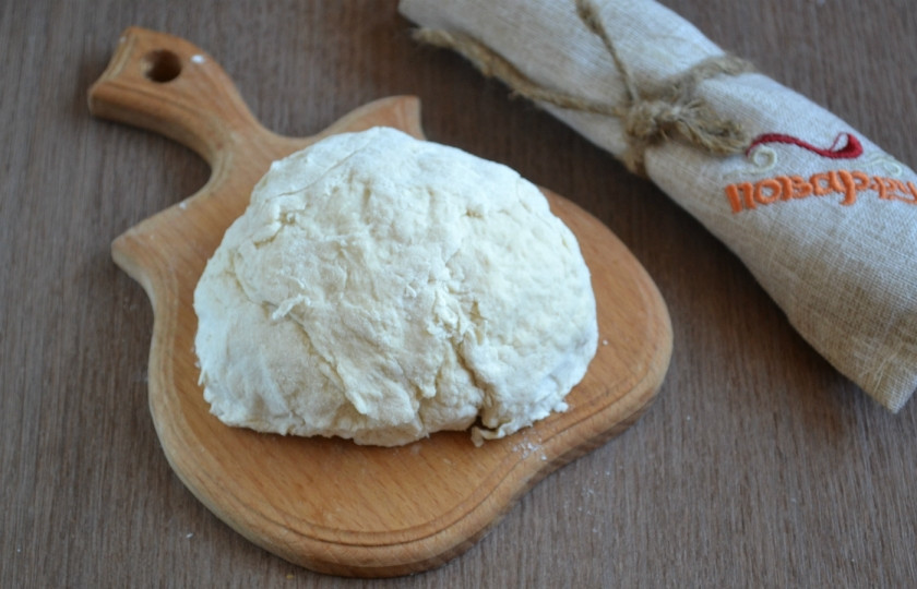 1. Этап. Армянский лаваш: Замесите мягкое тесто, оно должно быть достаточно упругим, но не тугим.