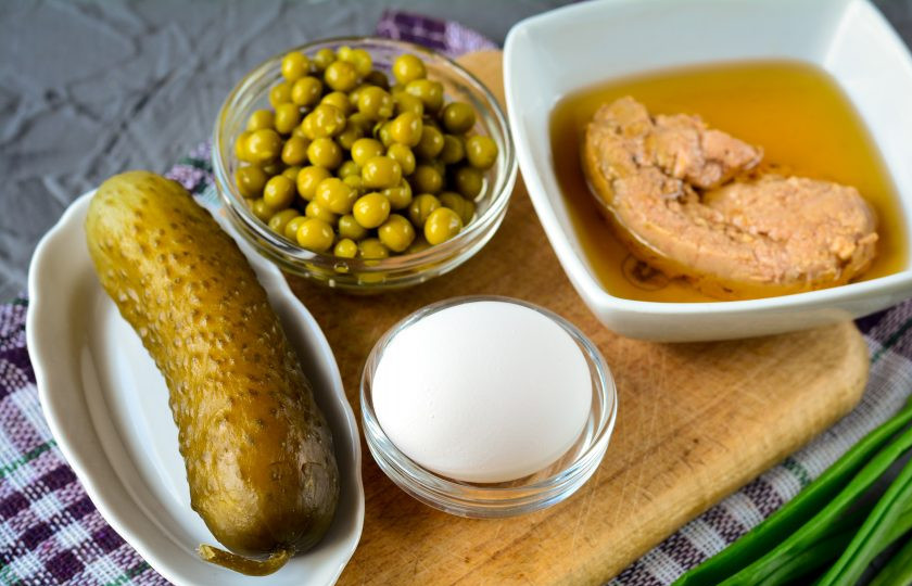 1. Этап. Салат из печени трески с горошком и огурцом: Подготовьте продукты по списку.