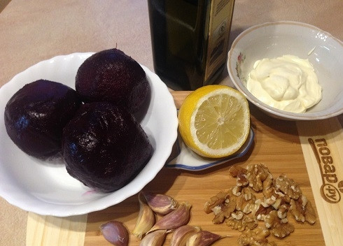 1. Этап. Свекольный салат с чесноком и орехами: Подготовим ингредиенты для салата. Свеклу заранее отварим, остужаем и очищаем. Салат я делаю в двух вариантах - с майонезом и с оливковым маслом (дочь ест без майонеза).