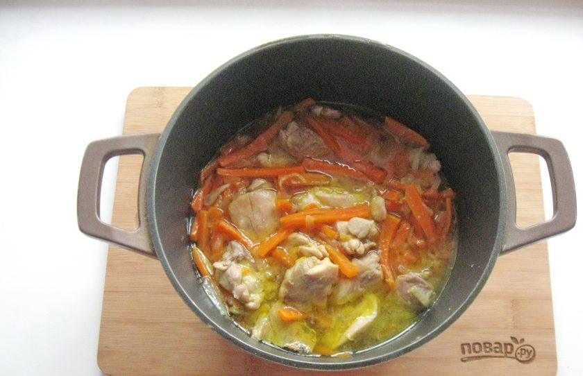 1. Этап. Туркменский плов: Тушите курицу с овощами 15-20 минут.