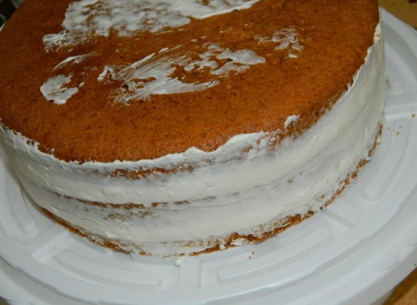 1. Этап. Торт на крестины: Соберите торт, промазывая каждый корж кремом. Смажьте его со всех сторон кремом и уберите в холодильник на несколько часов, чтобы он хорошо пропитался и застыл.