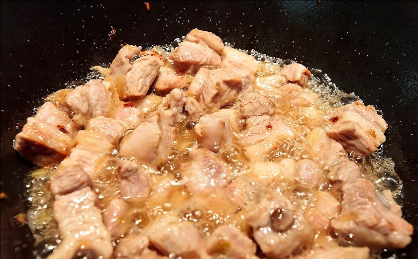 1. Этап. Ферганский плов: 6. Через 3-5 минут мясо уже станет золотиться и приобретет аппетитную корочку.