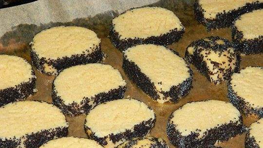 1. Этап. Печенье с сыром: Выкладываем печенья на противень, застеленный бумагой для выпечки.