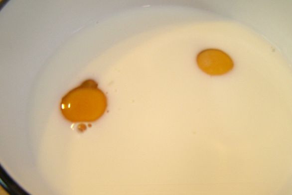 1. Этап. Блины с крахмалом на молоке: В самом начале смешиваем молоко, яйца и сахар. Легонько всё перемешаем. После этого добавьте крахмал и растительное масло. Воспользуйтесь миксером, хорошенько всё взбейте. Должно получиться очень жидкое тесто.