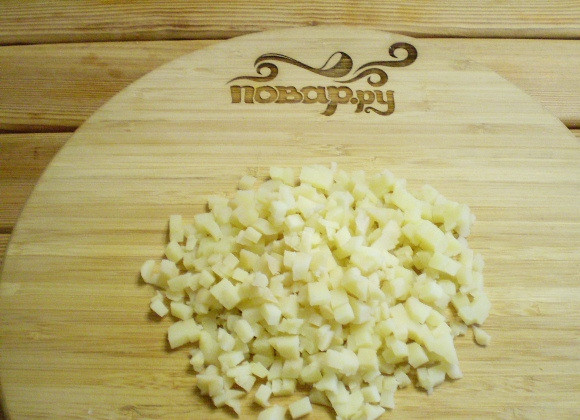 1. Этап. Салат Обезьянка с корейской морковкой: Порежьте мелко картофель.