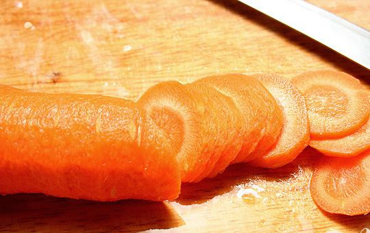 1. Этап. Шурпа: 3. Оставшуюся морковь очистить, крупно нарезать и добавить в суп. Через 10 минут добавить в кастрюлю очищенный и нарезанный крупными ломтиками картофель.