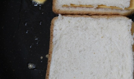 1. Этап. Перекус на сейчас и на потом: На сыр пластинку мякиша. Немного держим на огне.