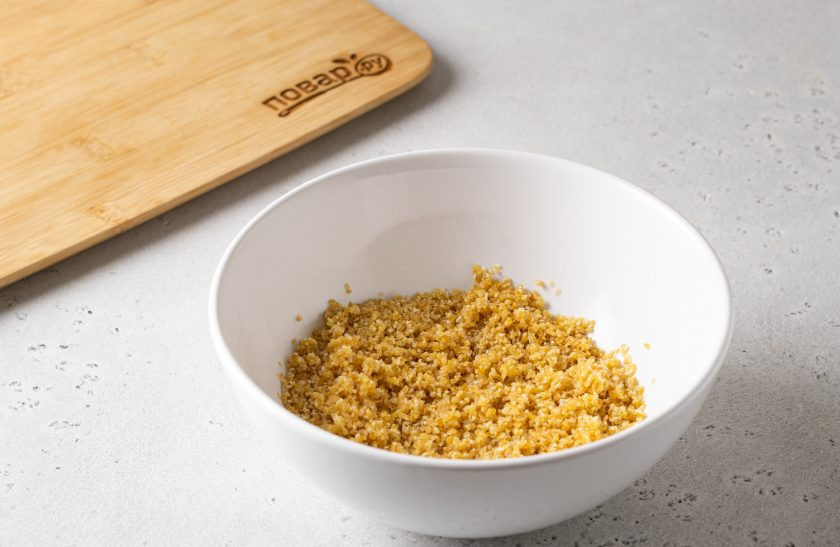 1. Этап. Пшеничная каша на воде: Пшеничную крупу тщательно промойте до прозрачности. Затем откиньте на сито и дайте стечь лишней воде.