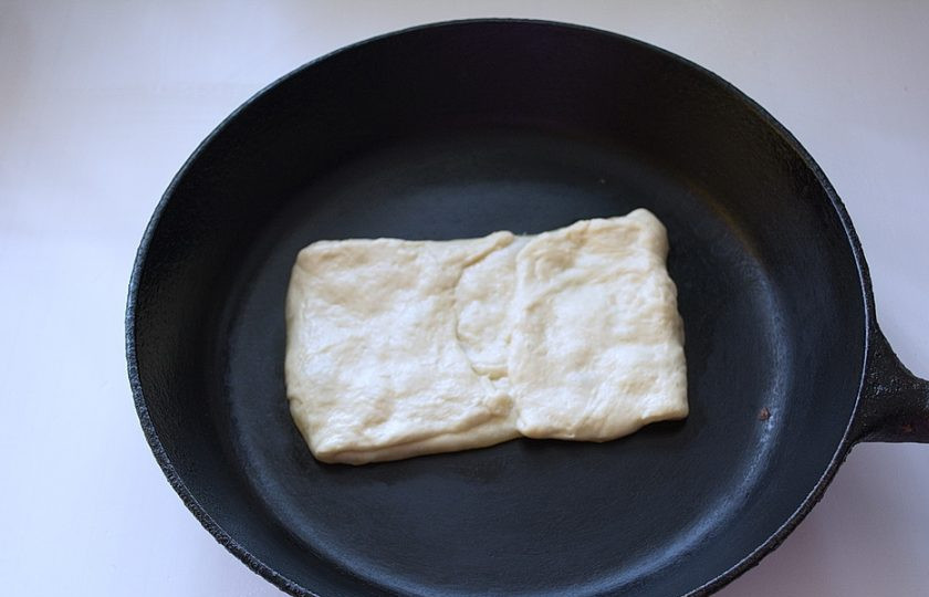 1. Этап. Роти Канай: На сухой сковороде обжарьте лепешку с двух сторон. Огонь следует делать не слишком сильным, чтоб лепешка успела пропечься и не сгорела.