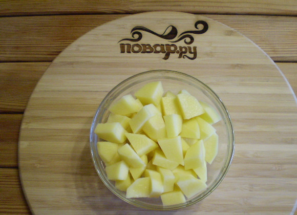 1. Этап. Простой и быстрый суп: 5. Картофель режем кусочками. Добавляем к остальным овощам. Варим все 20 минут.