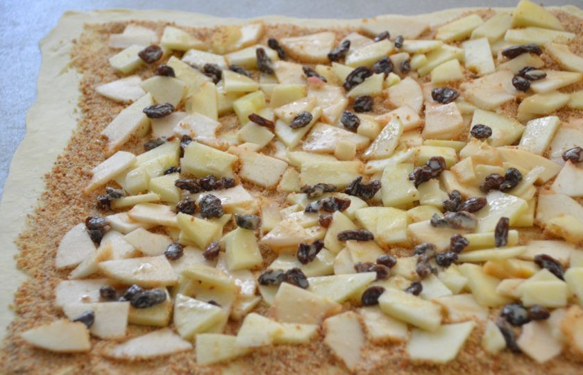 1. Этап. Ленивый яблочный штрудель: На яблоки выложите изюм.