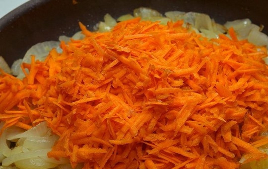 1. Этап. Подлива к тефтелям: Морковь почистите и натрите на крупной терке. Добавьте морковь к луку, перемешайте и тушите овощи вместе в течение 8-10 минут.