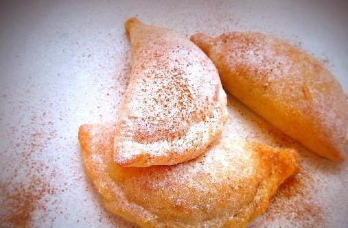 1. Этап. Пирожки с творогом и яблоками: Противень застилаем пекарской бумагой и выкладываем на нее пирожки, смазываем их поверхность молоком (для румяной корочки). Ставим противень в разогретую до 170-180 градусов духовку на пол часа. Готовые пирожки посыпаем молотой корицей и сахарной пудрой и подаем к столу. Приятного аппетита!