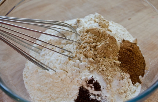 1. Этап. Имбирный хлеб: 1. Для начала смешайте муку с корицей, гвоздикой, содой и имбирём.