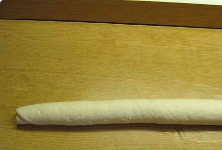 1. Этап. Багет в духовке: 8. Каждую часть раскатываем скалкой и заворачиваем рулетом. Делаем поперечные надрезы сверху.