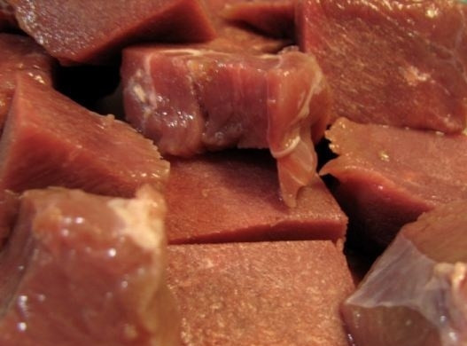 1. Этап. Рубленые котлеты из говядины: Рубим говядину кусочками 1 на 1 см.