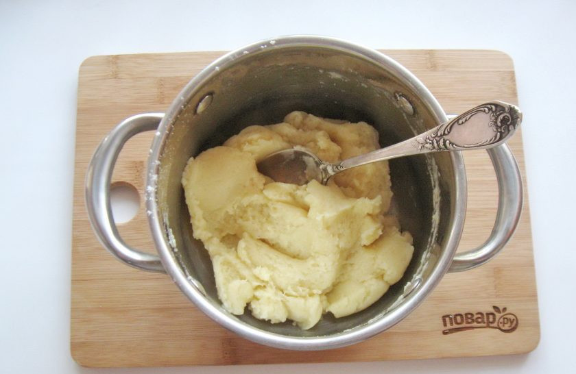 1. Этап. Профитроли с кракелюром: Когда масло полностью растворится в горячей воде, всыпьте стакан муки. Постоянно перемешивайте, пока тесто не скатается в шар и начнет отставать от стенок кастрюли.