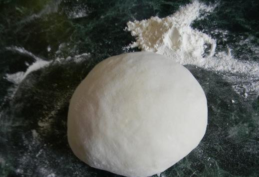 1. Этап. Рулет Mинутка на сковороде: Теперь смешиваем воду с яйцом и солью, добавляем муку и замешиваем мягкое и эластичное тесто.