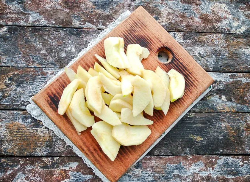 1. Этап. Шарлотка от тети Светы: Яблоко очистите от кожуры, удалите сердцевину и нарежьте небольшими кусочками.