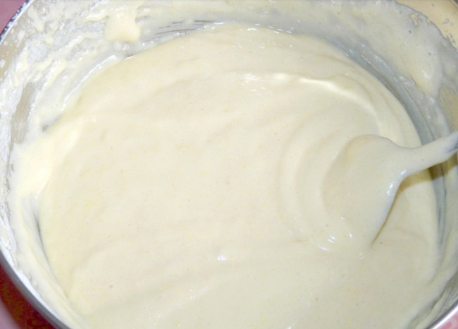 1. Этап. Бисквитные оладьи с черной смородиной: 3. В отдельной миске смешиваю желтки с сахарным песком, перетираю до образования белого цвета. Смешиваю белки с желтками.