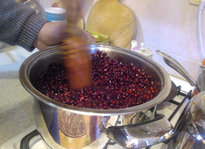 1. Этап. Соус Наршараб: Гранаты очищаем. Помещаем их в большую кастрюлю, ставим на огонь. Тщательно перемешиваем и толчем деревянной толкушкой, чтобы начал выделятся сок.